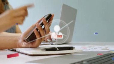 Bağlı simgelerin canlandırılması, bildirimler, cep telefonu kullanan ve bilgisayarla çalışan beyaz kadınlar. Dijital bileşik, çoklu pozlama, iletişim, sosyal medya, iş ve teknoloji kavramı