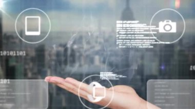 Kadın elinin üzerinde ikonlar ve veri işleme ile dünyanın animasyonu. Küresel ağlar, dijital arayüz, veri işleme ve bağlantılar konsepti dijital olarak oluşturuldu.