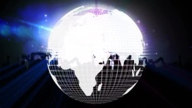 Dans eden insanların siluetlerine karşı dönen dünya ikonu üzerinde parlayan parçacıkların animasyonu. Gece hayatı ve disko konsepti