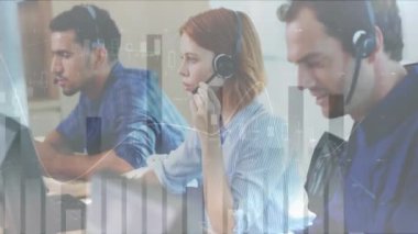 Ofisteki çeşitli meslektaşların telefon kulaklıklarıyla konuşmaları üzerine istatistiksel veri işleme animasyonu. Küresel ağ ve iş teknolojisi kavramı