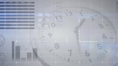 Veri işleme animasyonu ve saat üzerinden dünya haritası. Küresel iş ve dijital arayüz kavramı dijital olarak oluşturulmuş video.