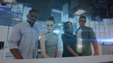 Çeşitli iş adamları üzerinde bağlantıları olan ağın animasyonu. Küresel ağlar, işletmeler, finansmanlar, hesaplama ve veri işleme kavramı dijital olarak oluşturuldu.