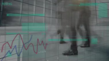 Yürüyen insanlar üzerinde finansal veri işleme animasyonu. Küresel iş, finans, hesaplama ve veri işleme kavramı dijital olarak oluşturulmuş video.