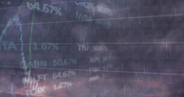 Bulutların ve yağmurun üzerinde işlenen veri animasyonu. Küresel iş ve dijital arayüz kavramı dijital olarak oluşturulmuş video.