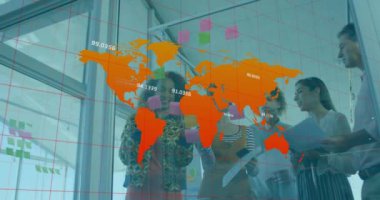 Ofiste notlar üzerinde tartışan çeşitli meslektaşlar hakkında dünya haritası animasyonu. Küresel ağ ve iş teknolojisi kavramı