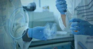 Veri işleme ve tarama animasyonları, örnek alan beyaz bilim adamları üzerinde. Küresel bilim ve dijital arayüz kavramı dijital olarak oluşturulmuş video.