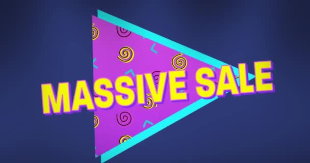 Animation Des Massiven Verkaufstextes Über Einem Dreieckigen Banner Vor Blauem — Stockvideo