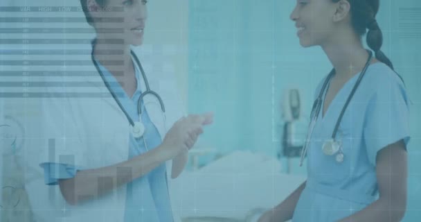 在医院讨论各种女医生和保健工作者的数据处理问题 医疗和商业数据技术概念 — 图库视频影像