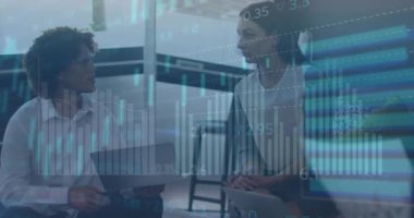 Ofiste konuşan çeşitli iş adamlarının veri işleme animasyonları. Küresel iş ve dijital arayüz kavramı dijital olarak oluşturulmuş video.