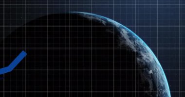 Dünya üzerindeki mavi çizgilerle finansal veri işleme animasyonu. Küresel iş, finans, hesaplama ve veri işleme kavramı dijital olarak oluşturulmuş video.