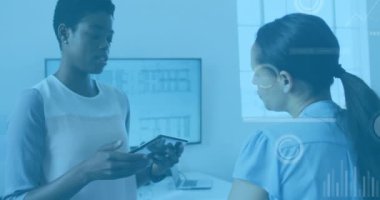 Ofiste dijital tablet üzerinde tartışan iki farklı kadının veri işleme animasyonu. Bilgisayar arayüzü ve iş teknolojisi kavramı