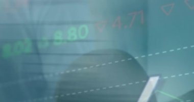 Ofiste çalışan çeşitli iş adamlarının yakın plan üzerinde borsa veri işleme animasyonu. Küresel ekonomi ve iş teknolojisi kavramı