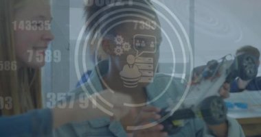 Dijital simgelerin animasyonu, iki farklı kızın okulda bir araba modeli üzerinde tartışmalarına karşı. Okul ve eğitim teknolojisi kavramı