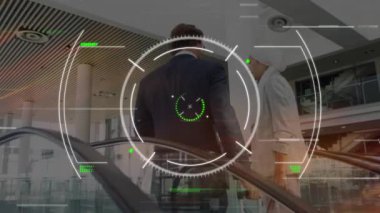 Ofisteki yürüyen merdiveni kullanan iş kadını ve işadamlarının taranması. Bilgisayar arayüzü ve iş teknolojisi kavramı