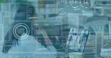 Çeşitli iş adamlarının ofislerinde dizüstü bilgisayarı olan veri işleme animasyonları. Küresel iş ve dijital arayüz kavramı dijital olarak oluşturulmuş video.