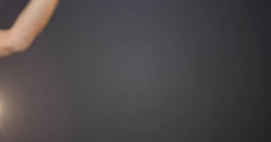 Beyni gri arka planda ampullü el animasyonu. Küresel bilim ve dijital arayüz kavramı dijital olarak oluşturulmuş video.