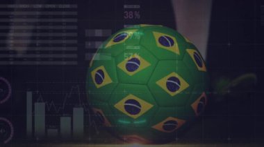 Futbol oyuncusunun tekmelenmesi üzerine Brezilya bayraklı veri işleme ve futbol animasyonu. Küresel spor ve dijital arayüz kavramı dijital olarak oluşturulmuş video.