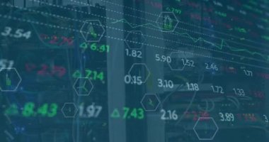 Bilgisayar sunucu odasına karşı borsa veri işleme ve dijital simgelerin animasyonu. Küresel ekonomi ve iş veri depolama teknolojisi kavramı