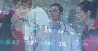 Çeşitli doktorlar üzerinde finansal veri işleme animasyonu. Küresel tıp, işletme, finans, hesaplama ve veri işleme kavramı dijital olarak oluşturulmuş video.