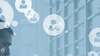 Çift ırklı iş adamının ofisteki akıllı telefondan konuşması üzerine profil simgeleri ağının animasyonu. Küresel ağ ve iş teknolojisi kavramı
