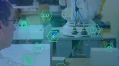 Kafkas erkek bilim adamının laboratuvarda makine kullanması üzerine dijital dolandırıcılıkların animasyonu. Tıbbi araştırma ve bilim teknolojisi kavramı