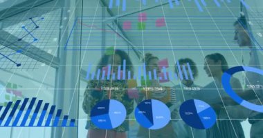 Ofiste notlar üzerinde tartışan çeşitli meslektaşların veri işleme animasyonları. İş veri teknolojisi kavramı