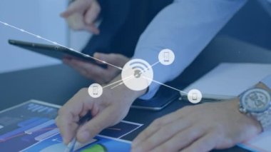 Ofiste çalışan çeşitli iş adamlarının bağlantı ağının animasyonu. Küresel ağlar, işletmeler, finansmanlar, hesaplama ve veri işleme kavramı dijital olarak oluşturuldu.