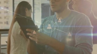 Kafkas işadamı üzerinden ağ bağlantılarının animasyonu. Küresel ağlar, işletmeler, finansmanlar, hesaplama ve veri işleme kavramı dijital olarak oluşturuldu.