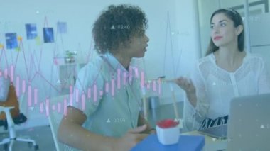 Ofiste konuşan çeşitli iş adamlarının veri işleme animasyonları. Küresel iş ve dijital arayüz kavramı dijital olarak oluşturulmuş video.