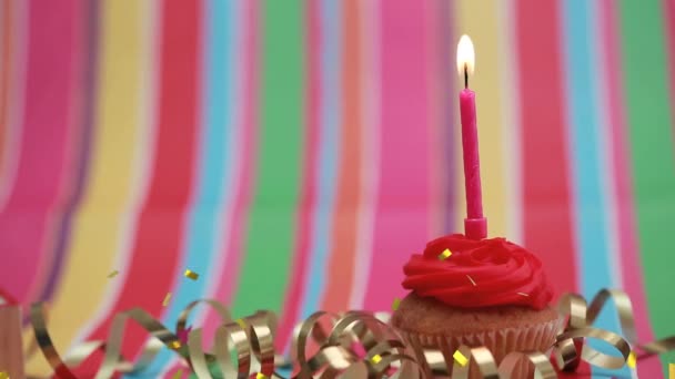 在彩虹背景下 金色的意大利面在燃烧的蜡烛上飘落在纸杯蛋糕上 生日聚会和庆祝概念 — 图库视频影像
