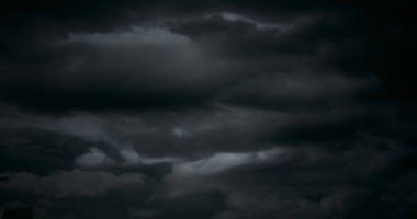 Gökyüzündeki fırtınalı gri bulutların bileşimi. Hava durumu, iklim ve gökyüzü konsepti dijital olarak oluşturulmuş görüntü.