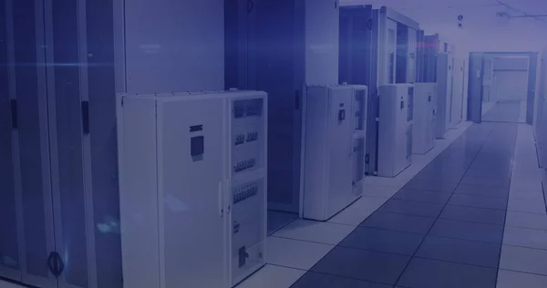 Состав Технической Комнаты Компьютерными Серверами Синем Фоне Глобальная Концепция Облачных — стоковое фото