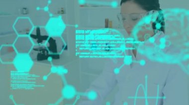 Laboratuvarda çalışan beyaz kadın bilim adamı üzerinde tıbbi veri işleme animasyonu. Tıbbi araştırma ve bilim teknolojisi kavramı