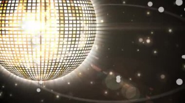 Parlak altın disko topunun üzerinde siyah arkaplanda dönen parlak ışık noktalarının animasyonu. Gece hayatı ve disko konsepti