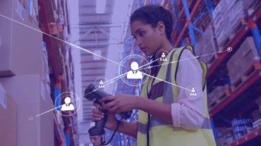 Afro-Amerikan kadın işçilerin ambardaki paketleri taraması üzerine profil ağının animasyonu. Küresel ağ ve lojistik iş teknolojisi kavramı