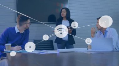 Ofisteki çeşitli iş adamlarıyla olan bağlantıların animasyonu. Küresel ağlar, işletmeler, finansmanlar, hesaplama ve veri işleme kavramı dijital olarak oluşturuldu.