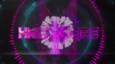 Yüksek skorlu başlangıç metninin animasyonu mikro işlemci bağlantıları ve kusursuz desenli neon şekiller üzerine. Video oyunu arayüzü teknolojisi kavramı