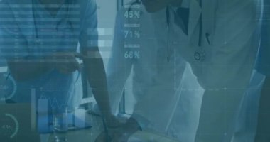 Çeşitli doktor ve sağlık çalışanlarının hastanede tartıştıkları veri işleme programının animasyonu. Tıbbi sağlık ve iş verileri teknolojisi kavramı