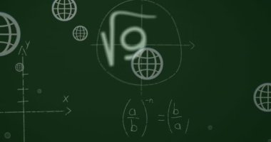 Yeşil arkaplana karşı yüzen çoklu web küre simgeleri ve matematiksel denklemlerin animasyonu. Okul eğitimi ve iş teknolojisi kavramı