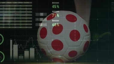 Veri işleme ve futbol animasyonu Japon futbolcunun tekmeleme üzerine bayrak ile. Küresel spor ve dijital arayüz kavramı dijital olarak oluşturulmuş video.