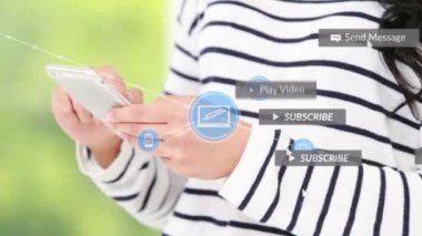 Kafkas kadınının orta kesiminde cep telefonu kullanan bağlantılı simgelerin canlandırılması. Dijital bileşim, çoklu pozlama, iletişim, sosyal medya ve teknoloji kavramı.