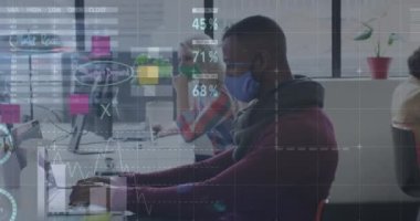 Ofiste maske takan çeşitli iş adamları üzerinde veri işleme animasyonu. Küresel iş ve dijital arayüz kavramı dijital olarak oluşturulmuş video.