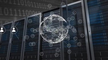 Bilgisayar sunucuları üzerinde ikonlar ve veri işleme ile dünyanın animasyonu. Küresel ağlar, dijital arayüz, veri işleme ve bağlantılar konsepti dijital olarak oluşturuldu.