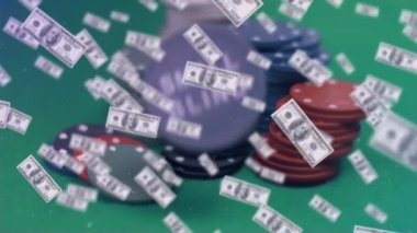 Kumarhane fişleri üzerine düşen Amerikan dolarlarının animasyonu. Kumar, kumarhane ve kazanma konsepti dijital olarak oluşturulmuş video.