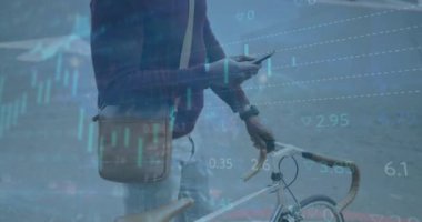 Akıllı telefon kullanan Afro-Amerikan iş adamı üzerinden finansal veri işleme animasyonu. Küresel iş, finans, hesaplama ve veri işleme kavramı dijital olarak oluşturulmuş video.