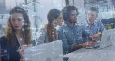 Mozaik kareli ekranların animasyonu, çeşitli meslektaşların ofiste dizüstü bilgisayarla tartışmaları üzerine. Bilgisayar arayüzü ve iş teknolojisi kavramı