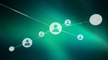 Yeşil arkaplan üzerindeki simgelerle bağlantı ağının canlandırılması. Küresel ağlar, işletmeler, finansmanlar, hesaplama ve veri işleme kavramı dijital olarak oluşturuldu.