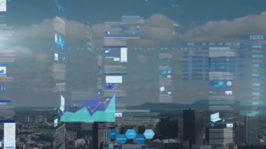 Bulutlu gökyüzüne karşı modern şehir manzarası üzerinde bilgi arayüzü animasyonu. Dijital bileşik, çoklu pozlama, rapor, iş, mimari, yapı ve teknoloji kavramı.