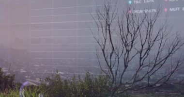 Şehir manzarasının havadan görüntüsüne karşı istatistiksel ve borsa veri işleme animasyonu. Küresel ekonomi ve iş veri teknolojisi kavramı