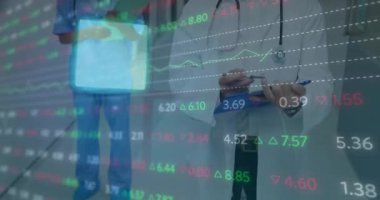 Steteskoplu çeşitli doktorların finansal veri işleme animasyonları. Küresel tıp, işletme, finans, hesaplama ve veri işleme kavramı dijital olarak oluşturulmuş video.